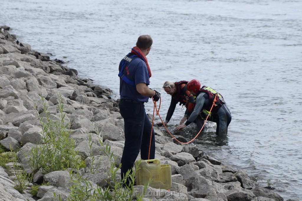 Uebung BF Taucher und Presse Koeln Zoobruecke Rhein P306.JPG - Miklos Laubert